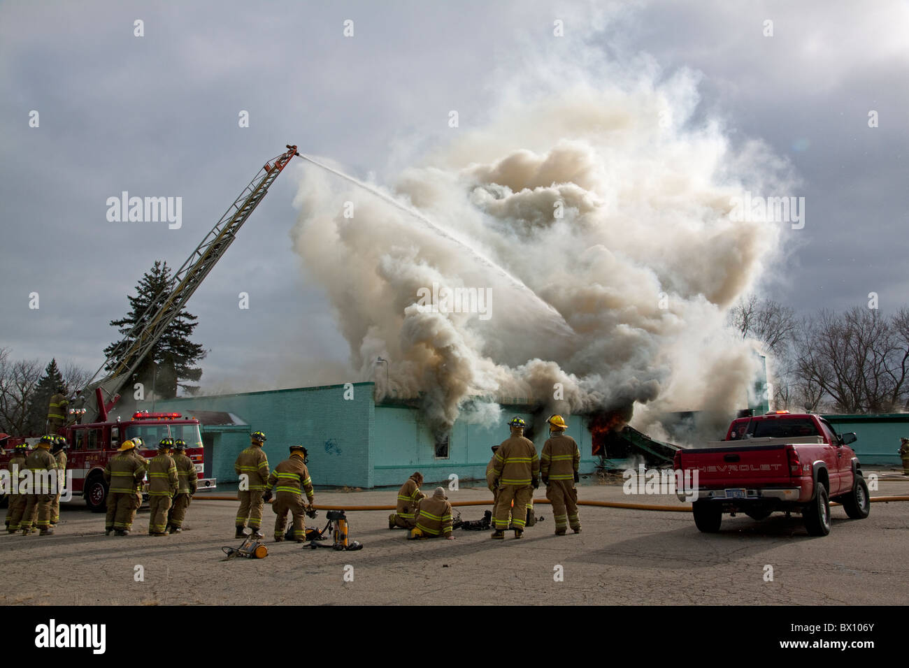 Vacante edificio commerciale fire arson sospettato Mt MorrisTownship vicino al Flint Michigan STATI UNITI Foto Stock