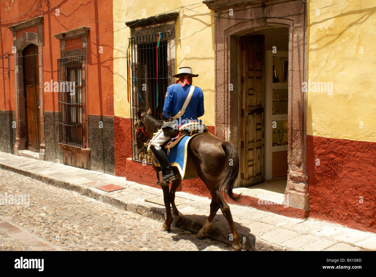Poliziotto spagnolo in costume tradizionale di pattugliamento per una strada in San Miguel De Allende a cavallo , in Messico. Foto Stock