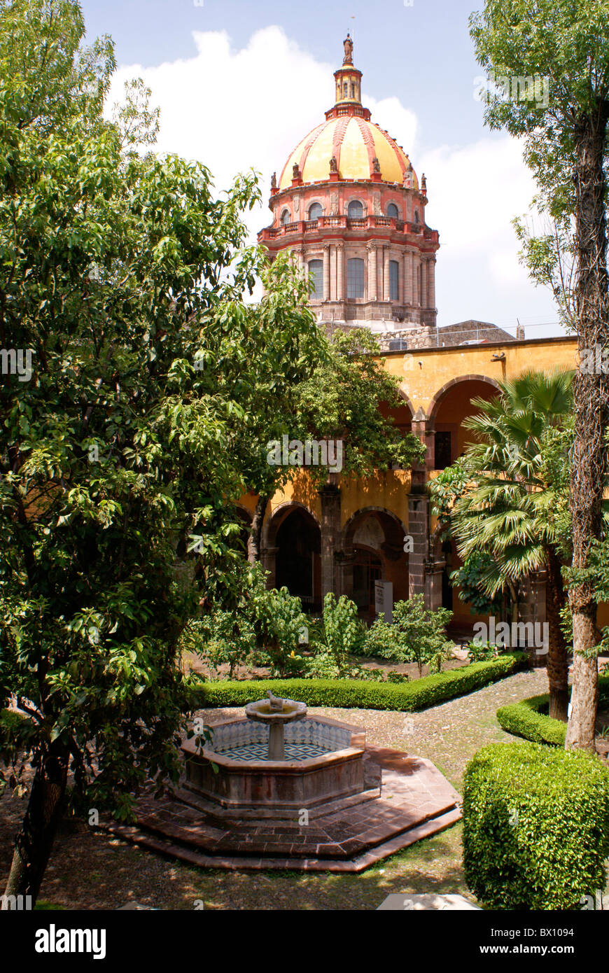 Templo de la Concepcion chiesa dalla Escuela de Bellas Artes o El Nigromante in San Miguel De Allende, Messico. Foto Stock