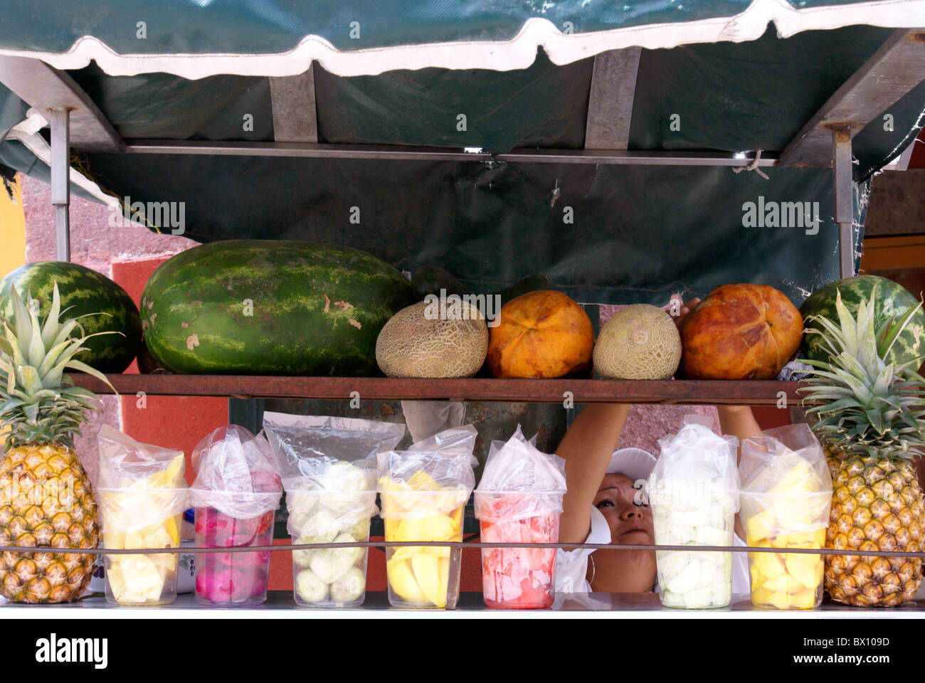 Frutto del fornitore di stand in San Miguel De Allende, Messico. San Miguel De Allende è un sito Patrimonio Mondiale dell'UNESCO. Foto Stock