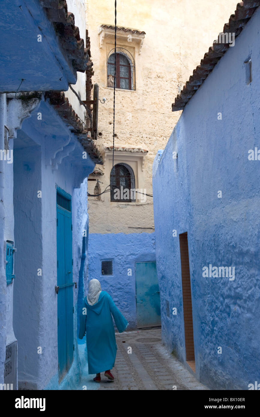 Donna che cammina in street,Chefchaouen;Marocco Foto Stock