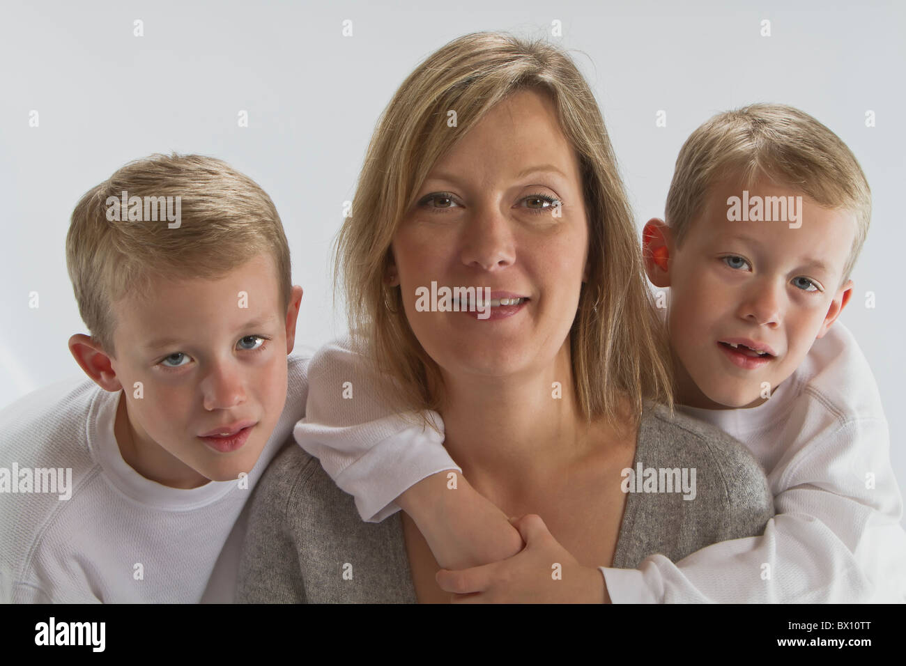 Close up ritratto della moderna Mom con due letti ragazzi Foto Stock