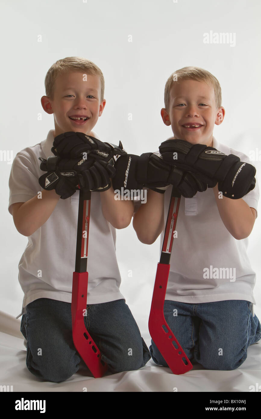 6 anni gemelli identici prima di una partita di hockey Foto Stock