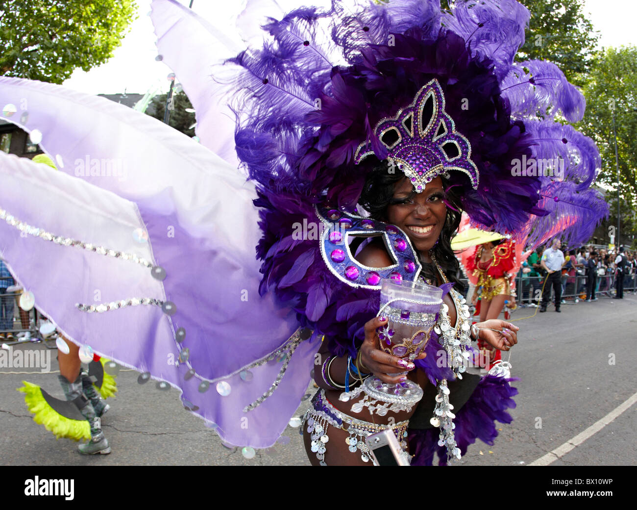 West Indian donna in costume al carnevale di Notting Hill Londra REGNO UNITO Foto Stock