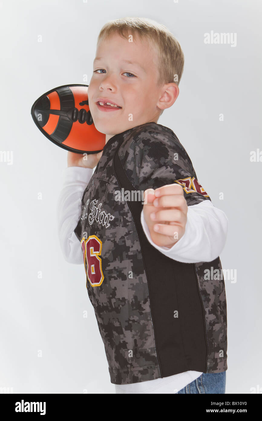 6 anni vecchio ragazzo che indossa un jersey e generazione di un campo di calcio Foto Stock