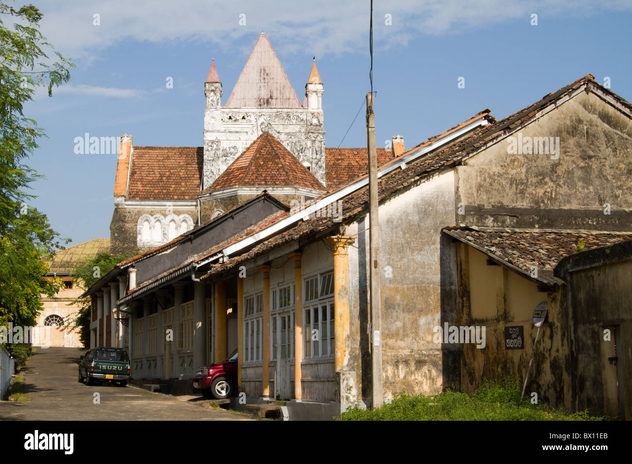 Le vecchie case e la strada con sfondo di una vecchia chiesa a Fort olandese, Galle, Sri Lanka. Foto Stock