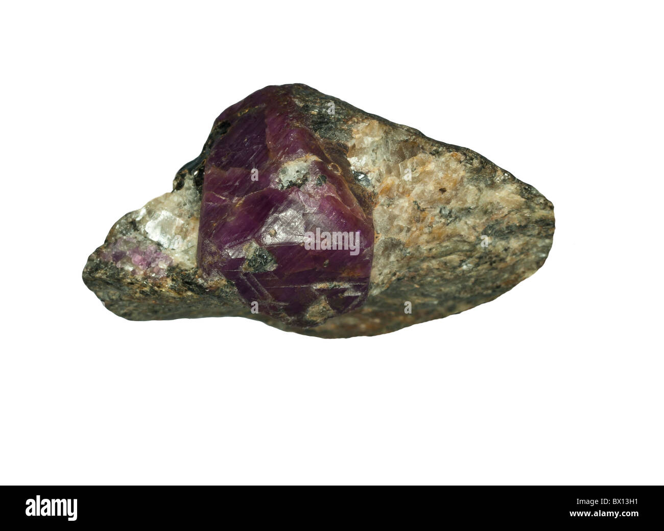 Corindone var. ruby è un trasparente di forma cristallina di ossido di alluminio Foto Stock