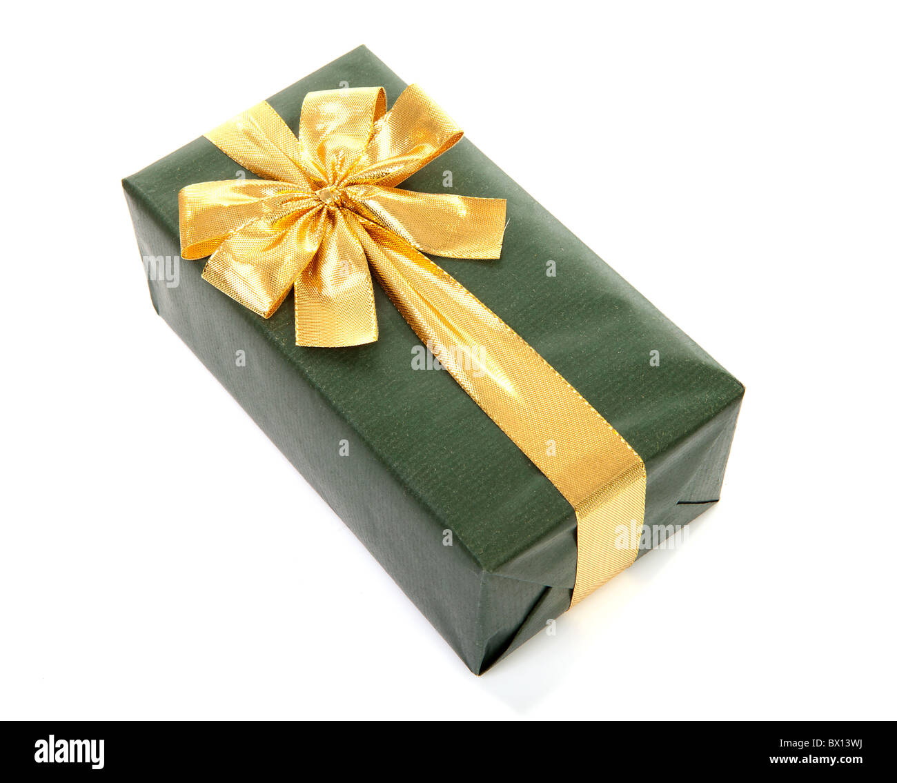 Bella avvolto verde regalo con golden bow su sfondo bianco Foto Stock