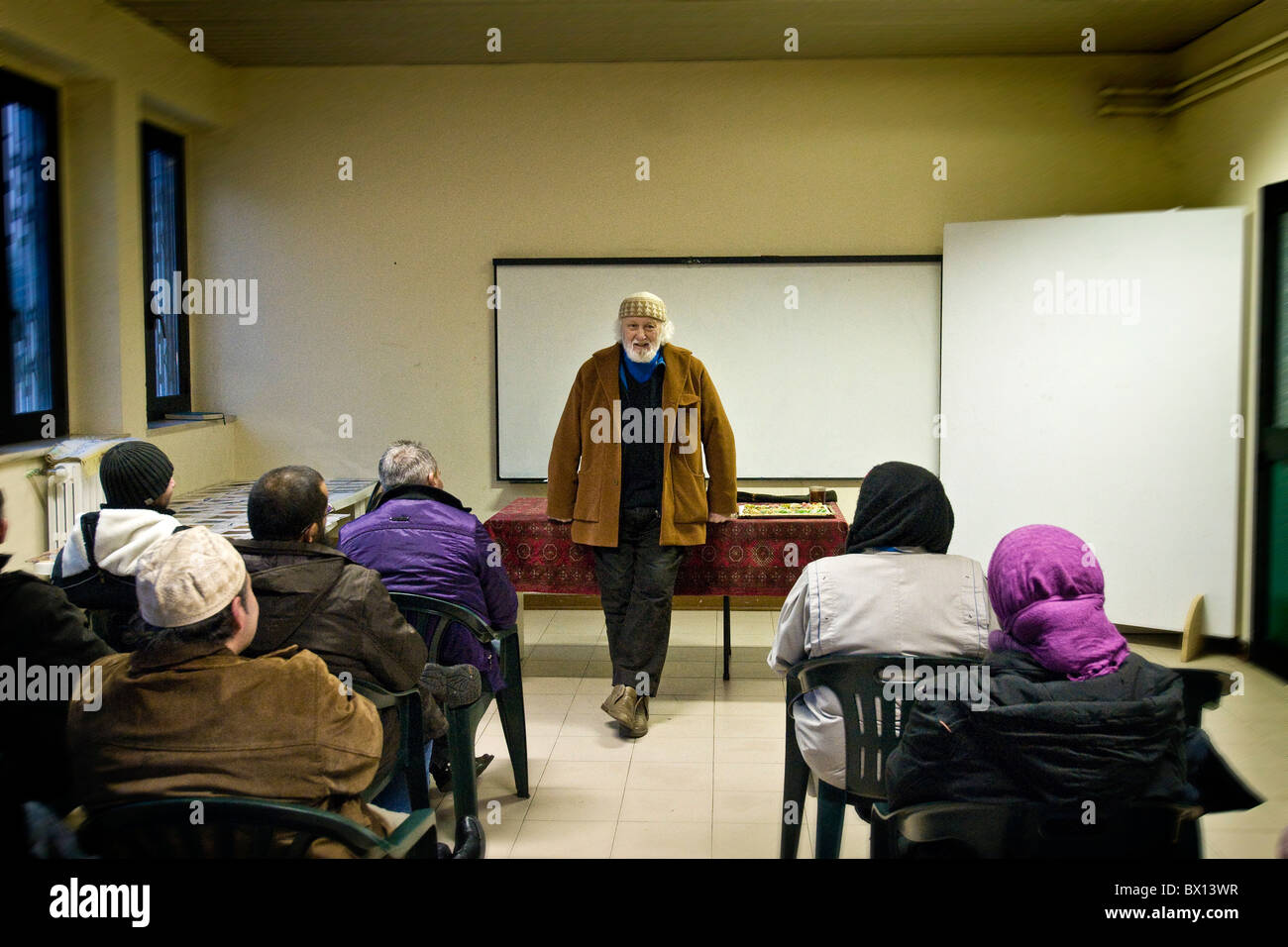 Rosario Pasquini alias Shaykh Abd al-Rahmàn durante una lezione di dottrina islamica. La Moschea Al-Rahmàn, Segrate, Italia Foto Stock