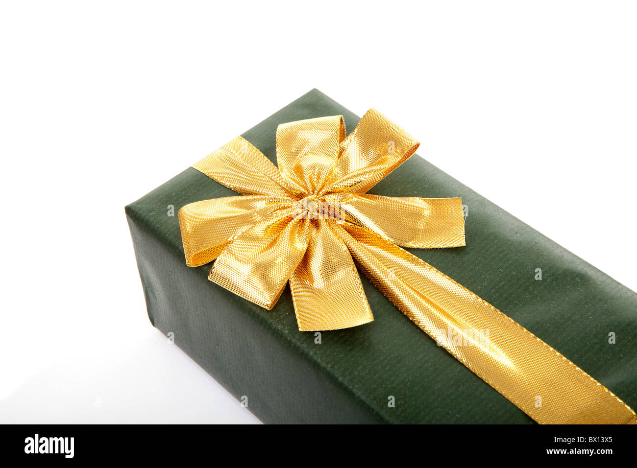 Bella avvolto verde regalo con golden bow su sfondo bianco Foto Stock