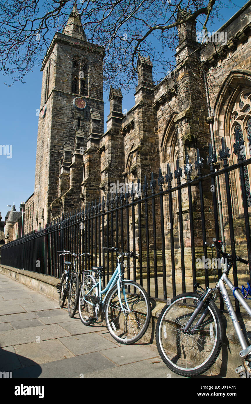 dh St Andrews University ST ANDREWS Fife students Bicicles St Salvators edificio chiesa salvator biciclette parcheggiate Foto Stock