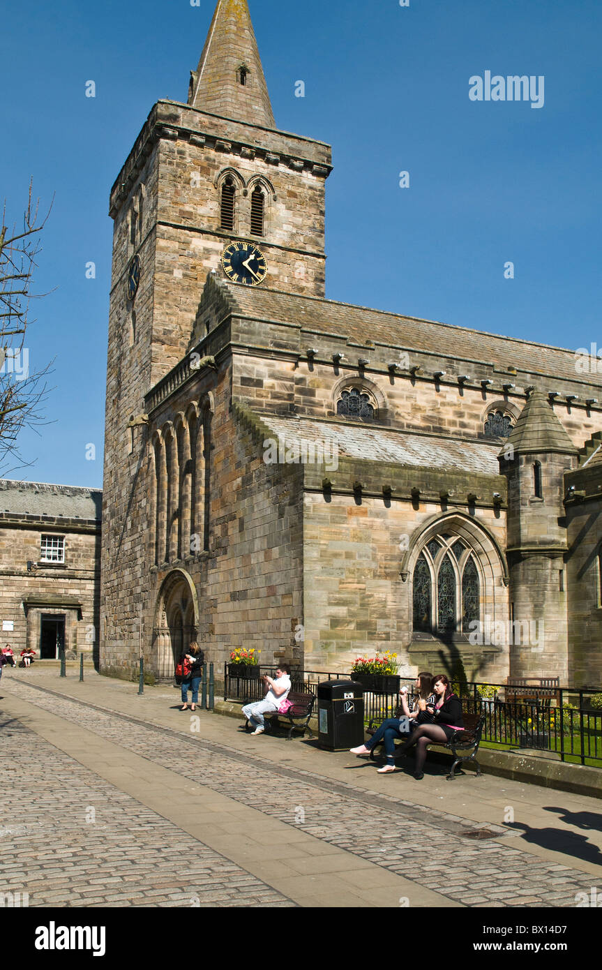Dh St Andrews University St Andrews Fife Santa Trinità la gente seduta di banco pietra ciottoli chiesa quadrata Foto Stock