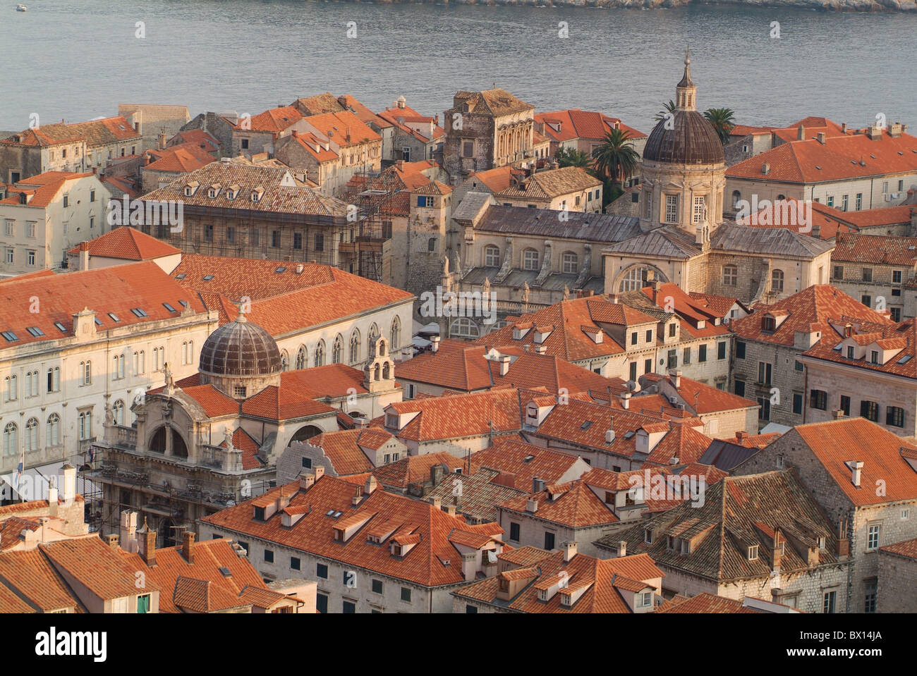 Dubrovnik Città Vecchia panoramica tetti chiese mare Croazia Europa costa Adriatico patrimonio culturale mondiale dell UNESCO Foto Stock