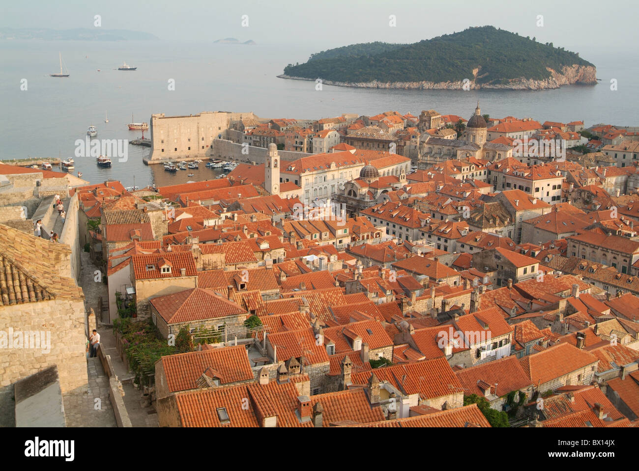 Dubrovnik Città Vecchia panoramica tetti isola mare isola Croazia Europa costa Adriatico patrimonio mondiale culturale heri Foto Stock