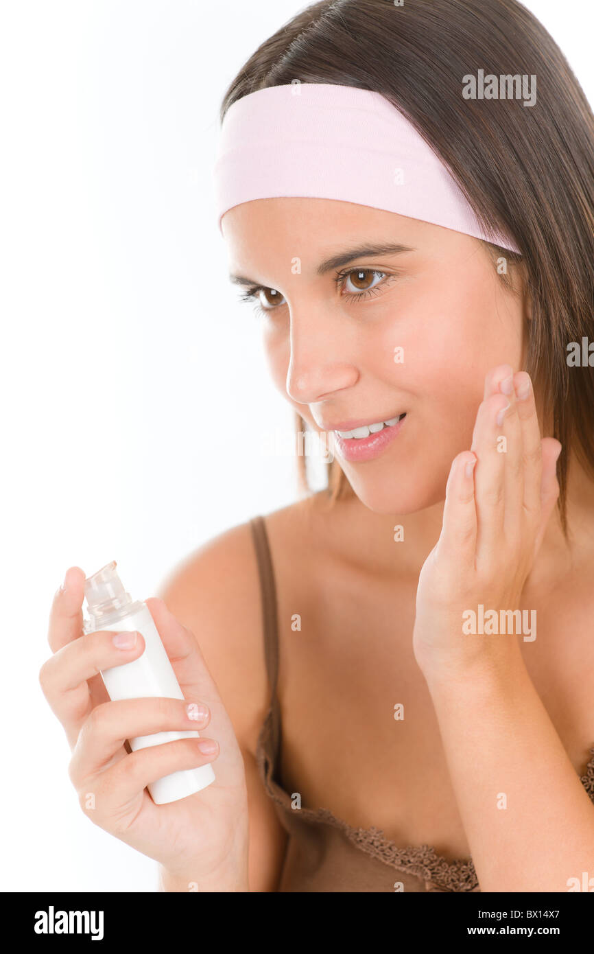Il make-up per la cura della pelle donna - applicare foundation su sfondo bianco Foto Stock