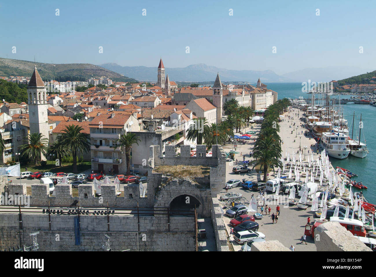 La città di Trogir panoramica della città vecchia di Croazia Europa dalmata di patrimonio culturale mondiale dell UNESCO costa del mare Adria Foto Stock