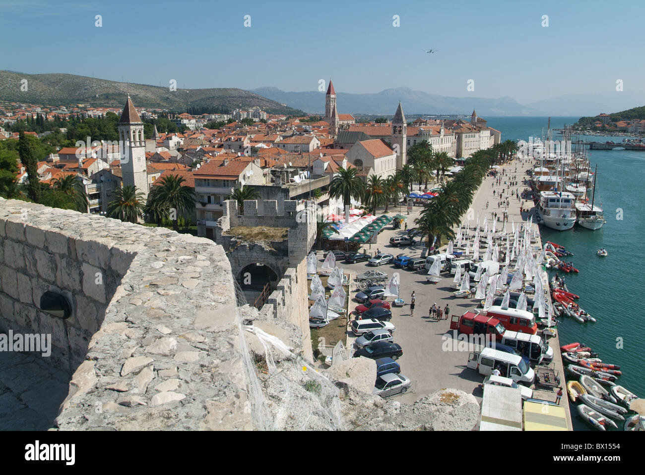 La città di Trogir panoramica della città vecchia di Croazia Europa dalmata di patrimonio culturale mondiale dell UNESCO costa del mare Adria Foto Stock
