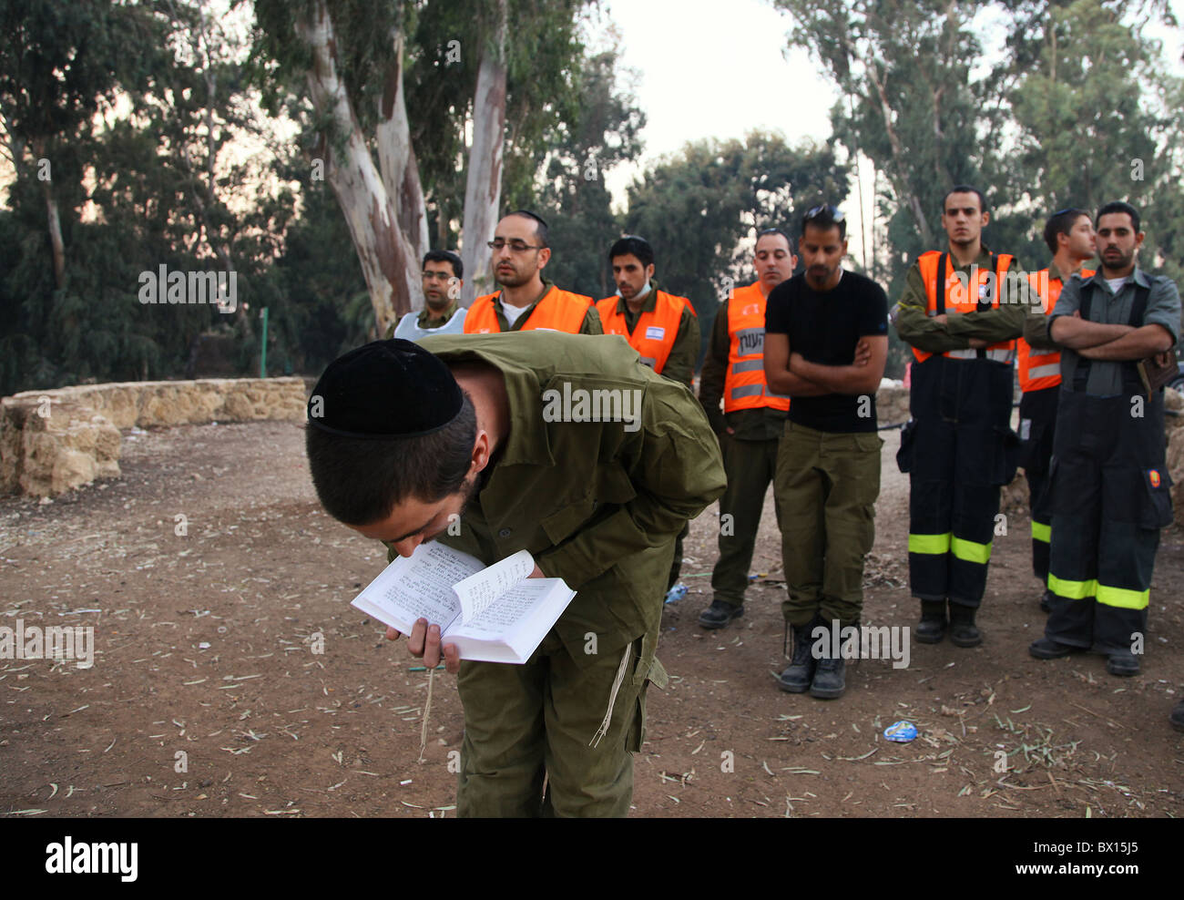 I vigili del fuoco e di salvataggio soldati pregando durante l'intervallo di Carmel Forest Fire in Israele Foto Stock