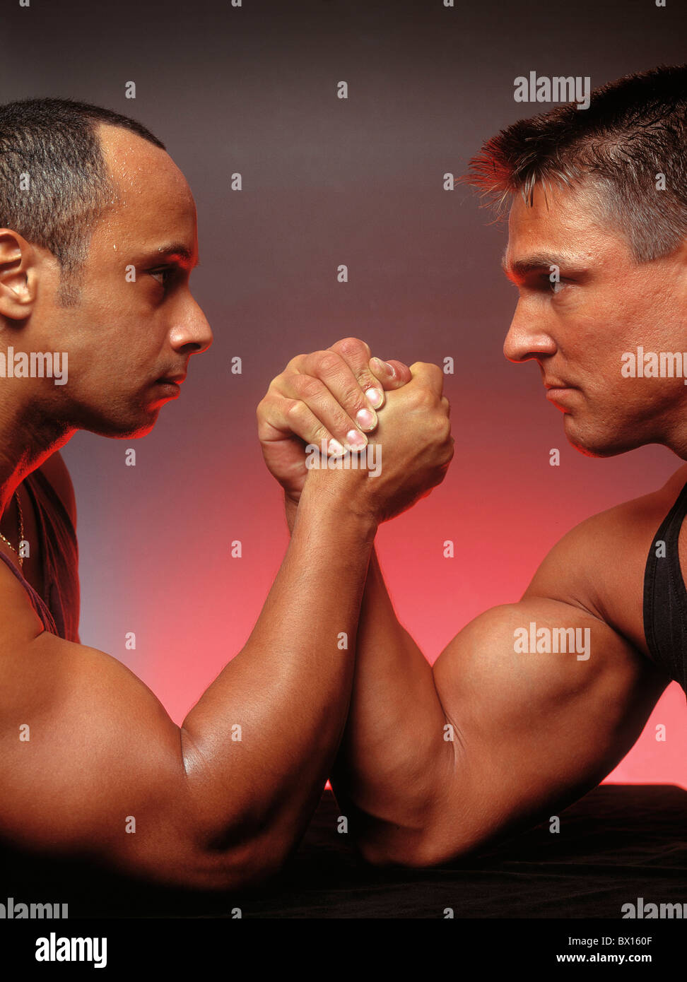 Braccio di avversari wrestling competizione atletica duello fiere forze modello rilasciato muscoli profilo gli avversari Foto Stock