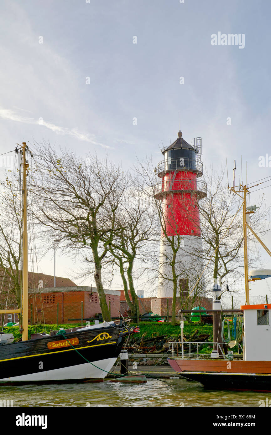 Leuchtturm und Schiffe im Hafen von Buesum,faro e le navi nel porto di Buesum Foto Stock