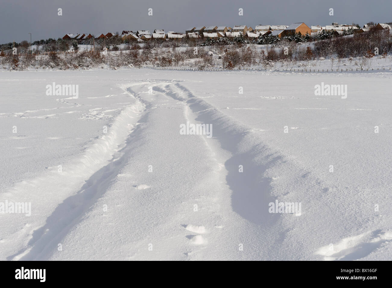 Le vie attraverso una coperta di neve campo. Foto Stock