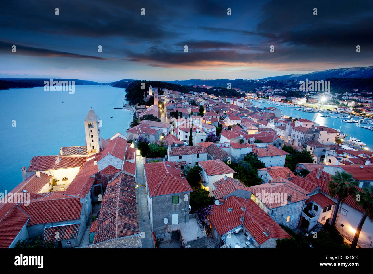 Una vecchia città fortificata nel Sud Est Europa - Rab, Croazia Foto Stock