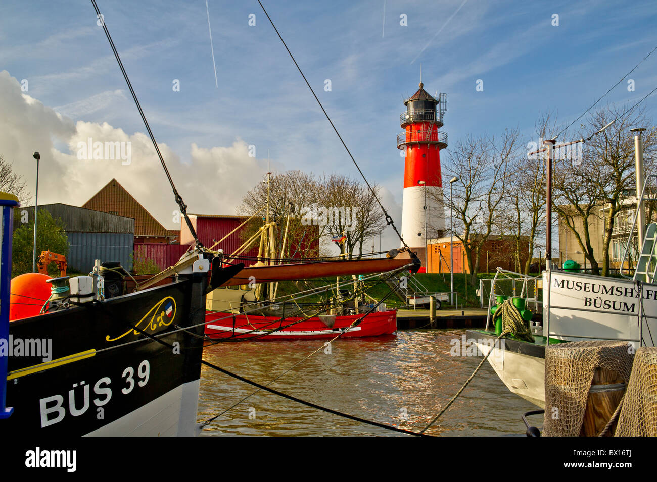 Leuchtturm und Schiffe im Hafen von Buesum; Faro e le navi nel porto di Büsum Foto Stock