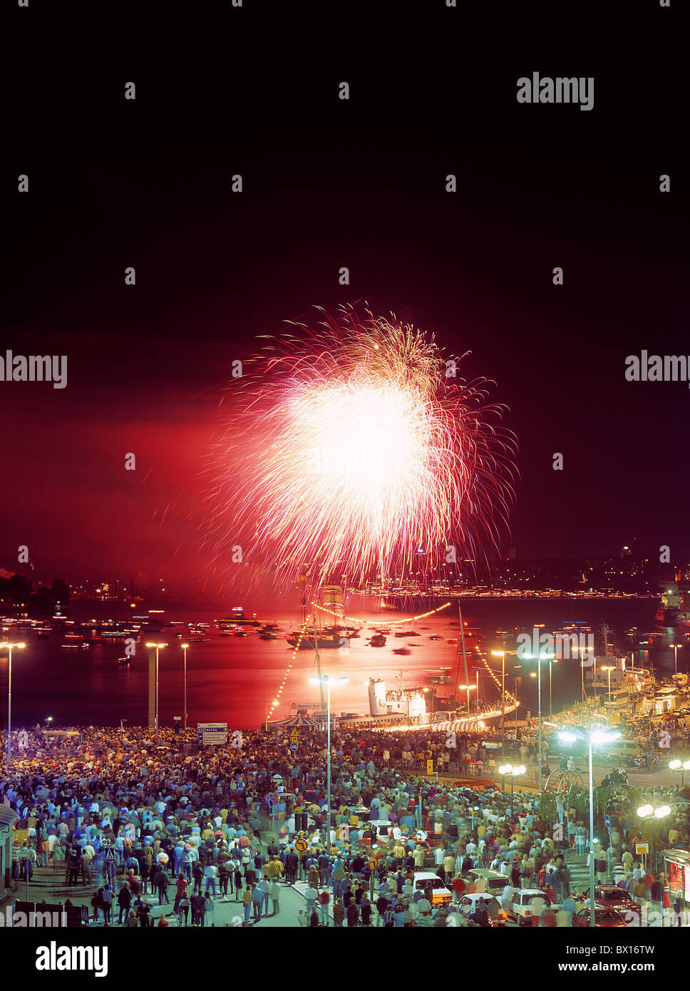 Di notte la città di notte di fuochi d'artificio panoramica persona spettatori città di Stoccolma in Europa Foto Stock