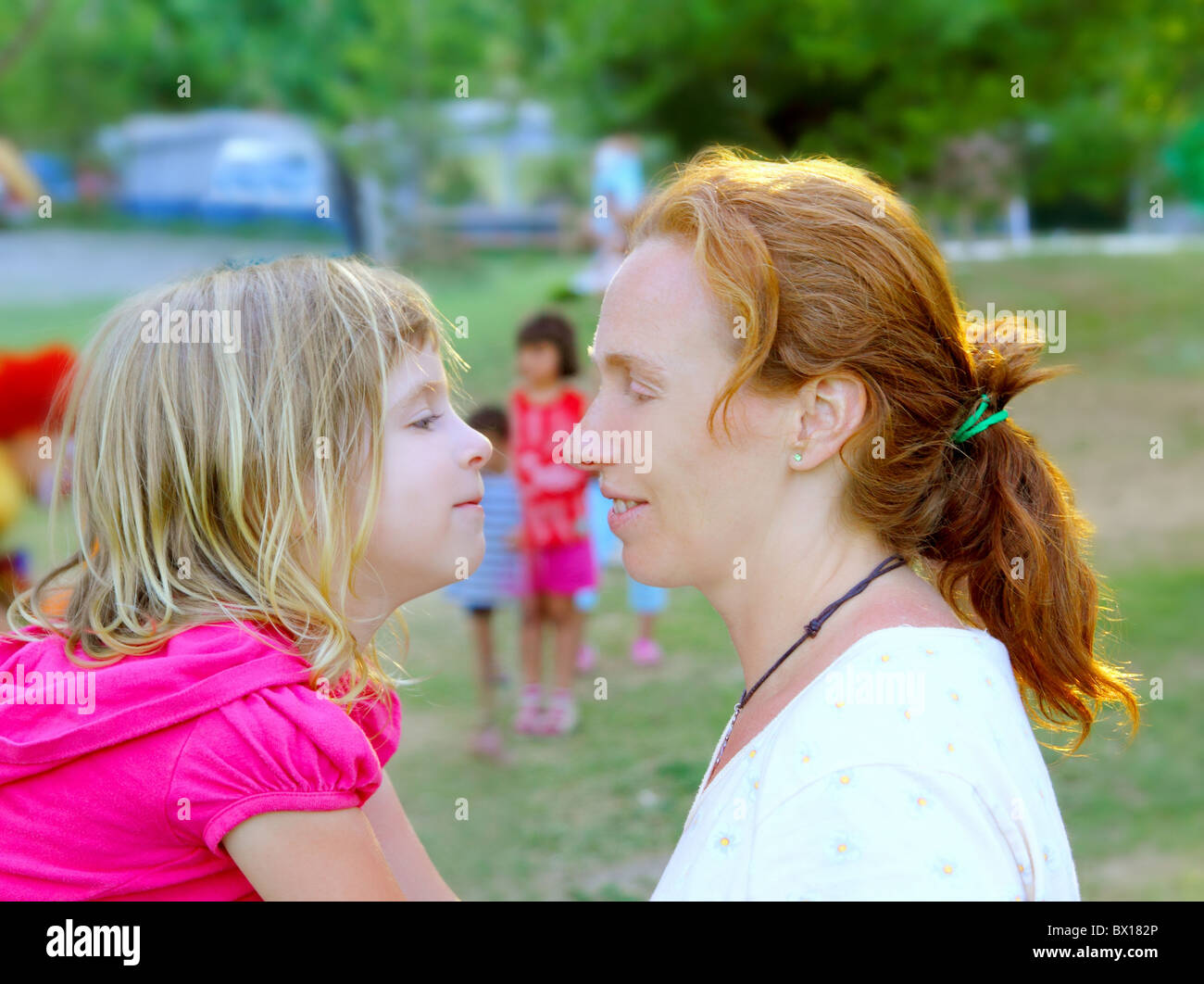 Madre e figlia profilo giocare nel parco all'aperto Foto Stock