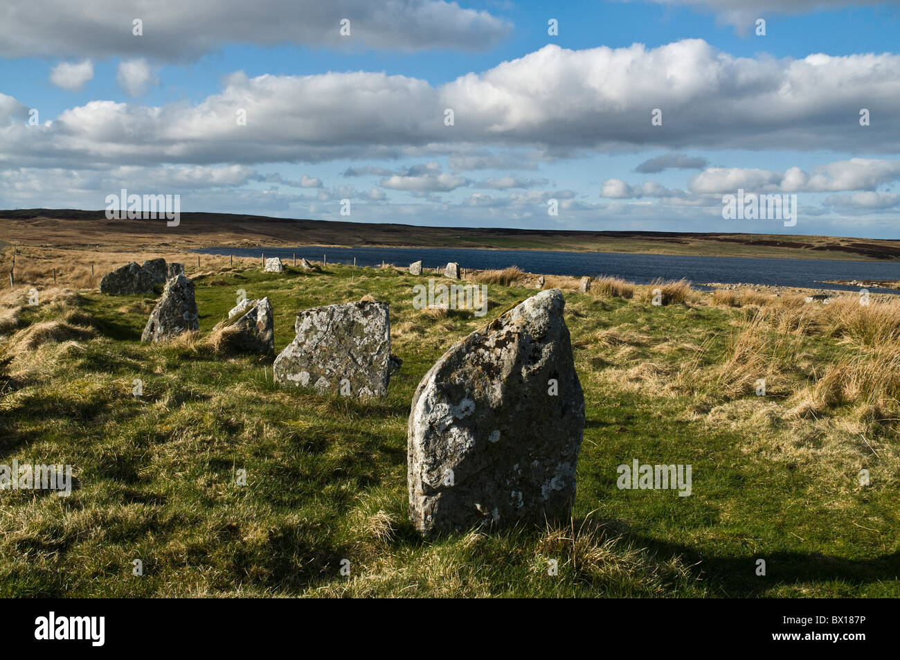 Dh Achavanich STEMSTER CAITHNESS megalitico di cerchio di pietra e Loch Stemster pietre permanente Foto Stock