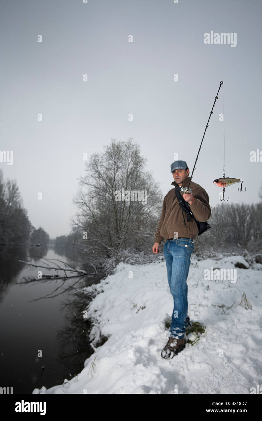 In inverno, un pescatore sulla riva del fiume Allier (Francia). Pêcheur à la ligne sur l' une des berges de l' Allier, en hiver. Foto Stock