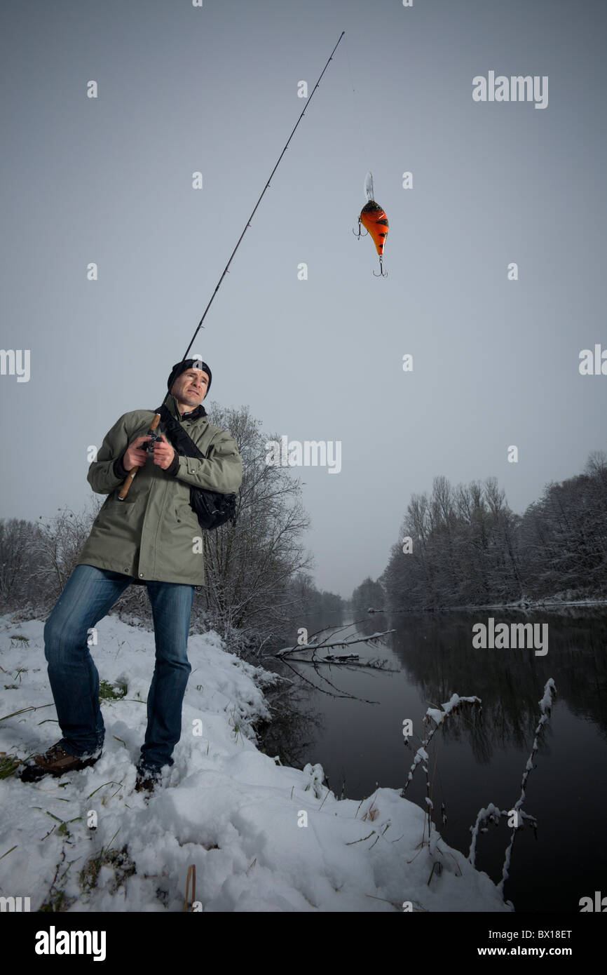 In inverno, un pescatore sulla riva del fiume Allier (Francia). Pêcheur à la ligne sur une des berges de l' Allier, en hiver. Foto Stock