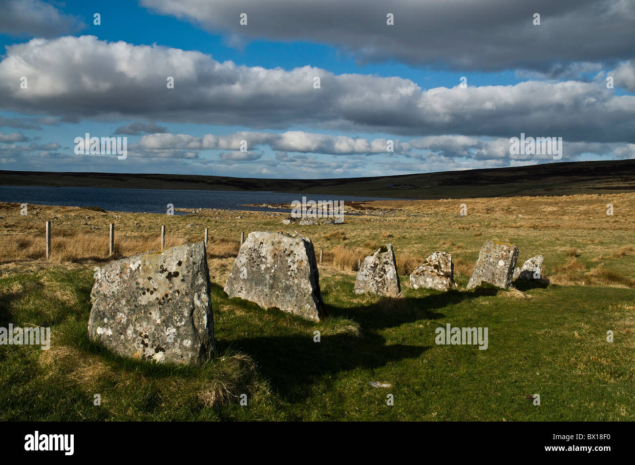 Dh Achavanich STEMSTER CAITHNESS megalitico di cerchio di pietra e Loch Stemster permanente cerchio di pietre Foto Stock