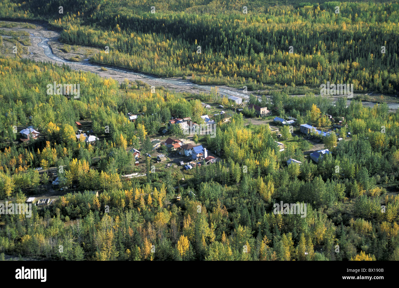 Vista aerea dalla città di Alaska McCarthy USA America Stati Uniti Foresta Fiume villaggio case terre d'autunno Foto Stock