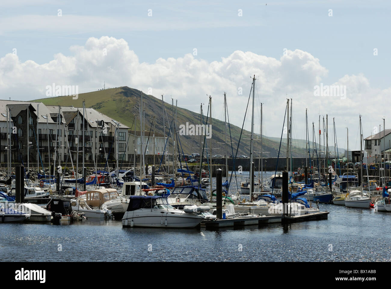 Barche ormeggiate nella Marina a Aberystwyth harbour con quayside alloggiamento nella parte posteriore, il Galles. Foto Stock