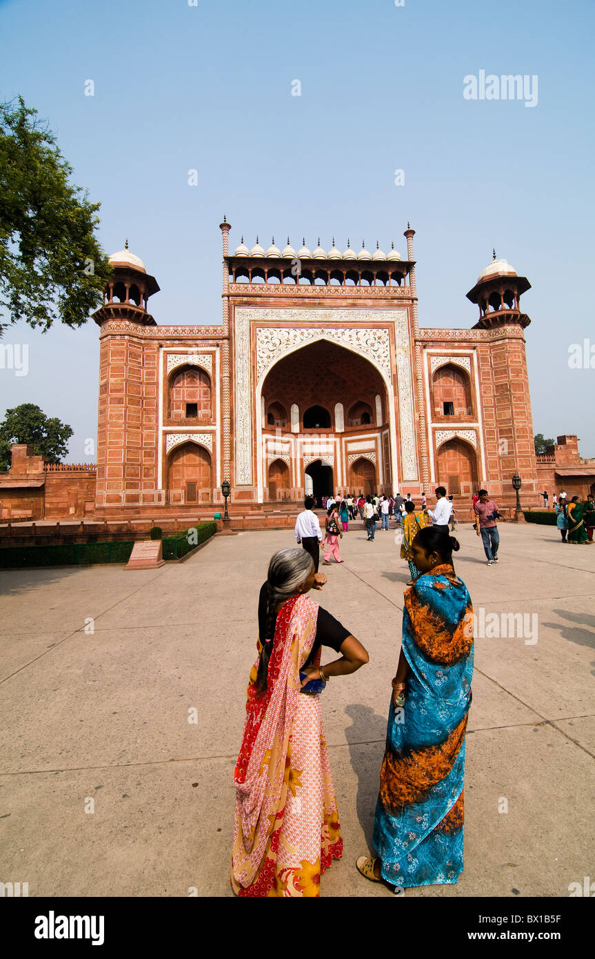 Le donne indiane voce al Taj Mahal di Agra. Foto Stock