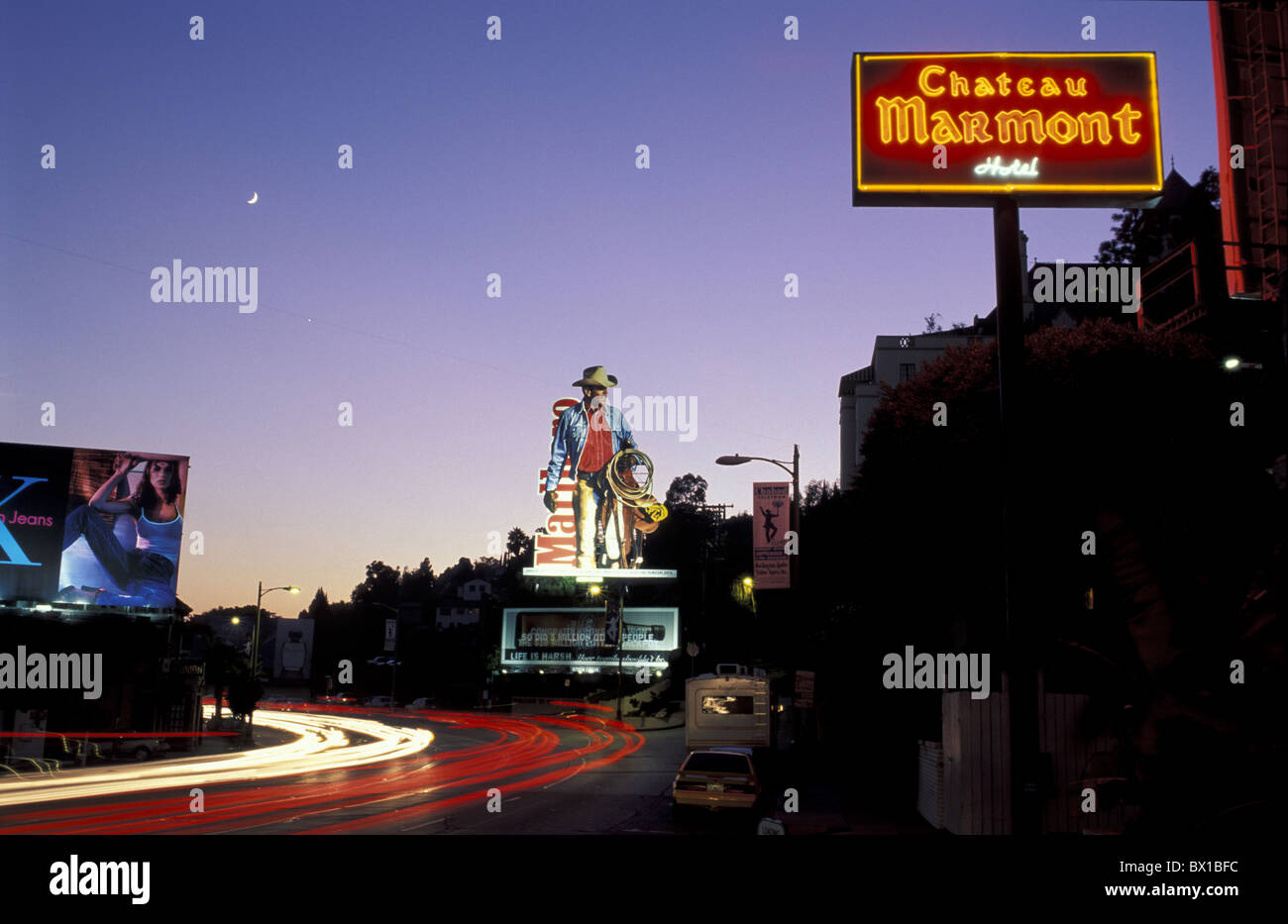 California Greater Los Angeles Hollywood Sunset Blvd USA America Stati Uniti cowboy malboro strada notte Foto Stock