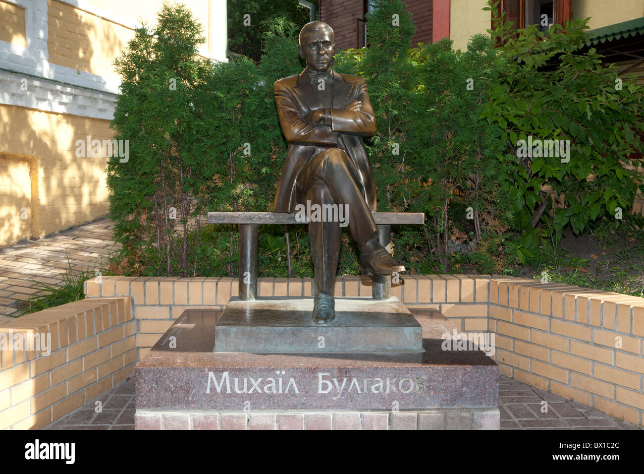 Statua dello scrittore di fama mondiale Mikhail Bulgakov (1891-1940) nella sua ex casa a Kiev, Ucraina Foto Stock
