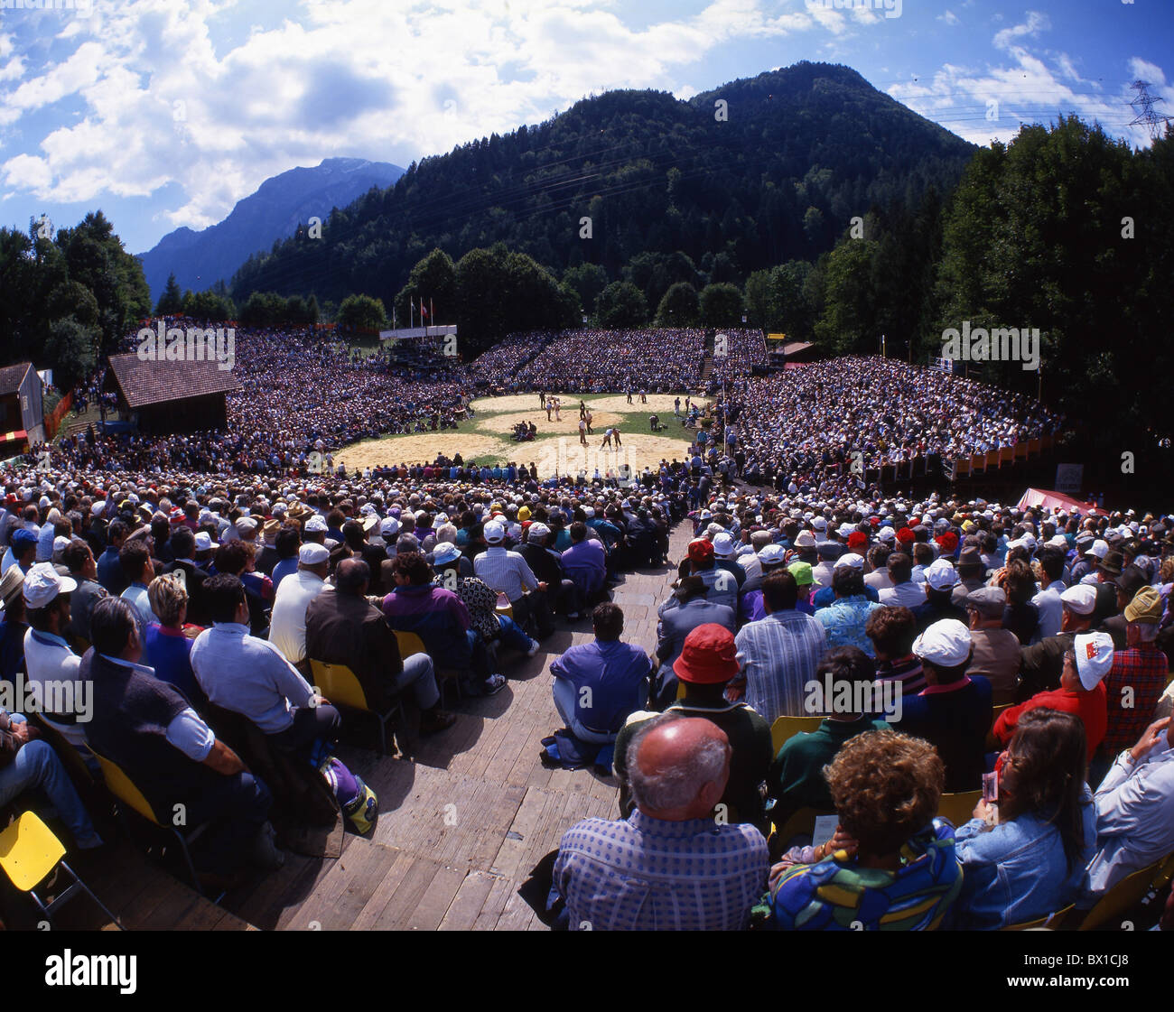 Partito Unspunnen spettatori ali bilancieri scanni sorge la gente Interlaken festival di Unspunnen Oberland Ob Foto Stock