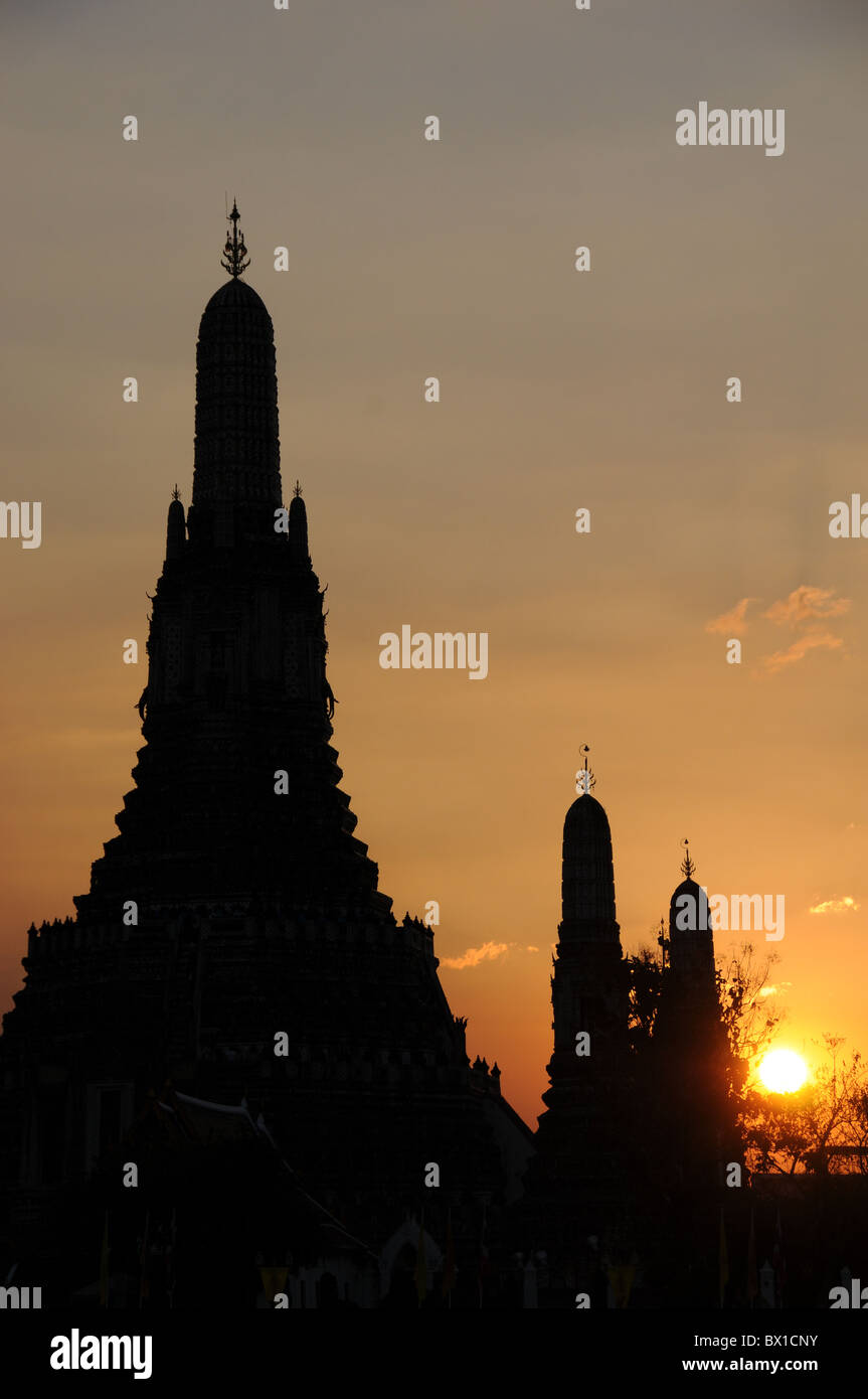Silhouette di Wat Arun a Bangkok Foto Stock