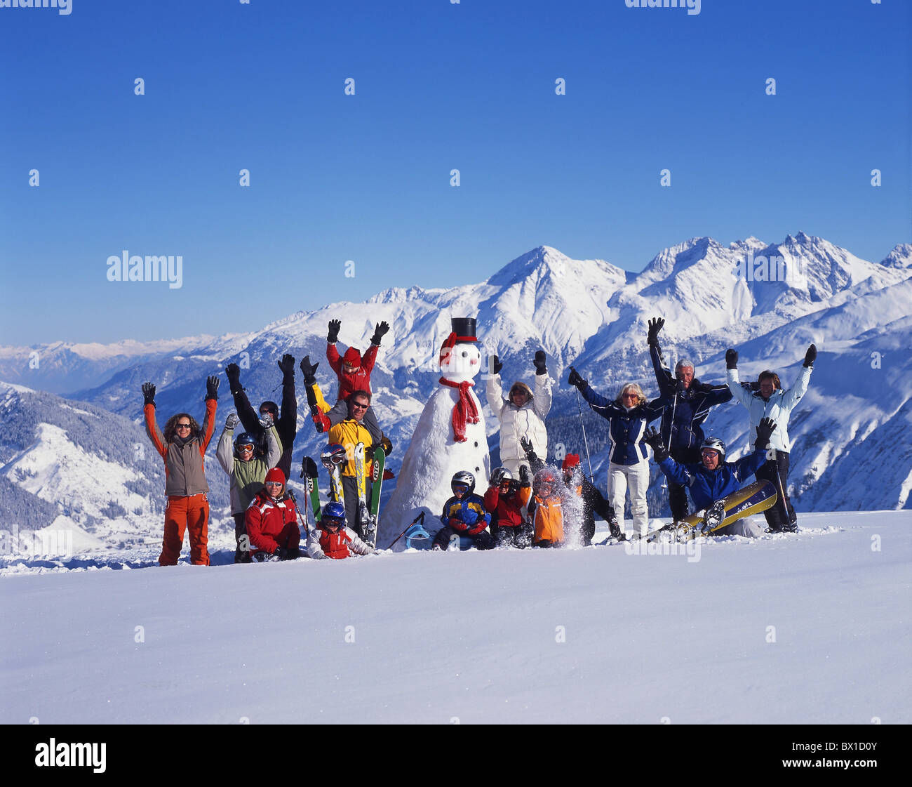 Vacanze invernali gruppo persona bambini famiglie turisti gioia divertente scherzo ski snowboard ciaspole sport invernali Foto Stock