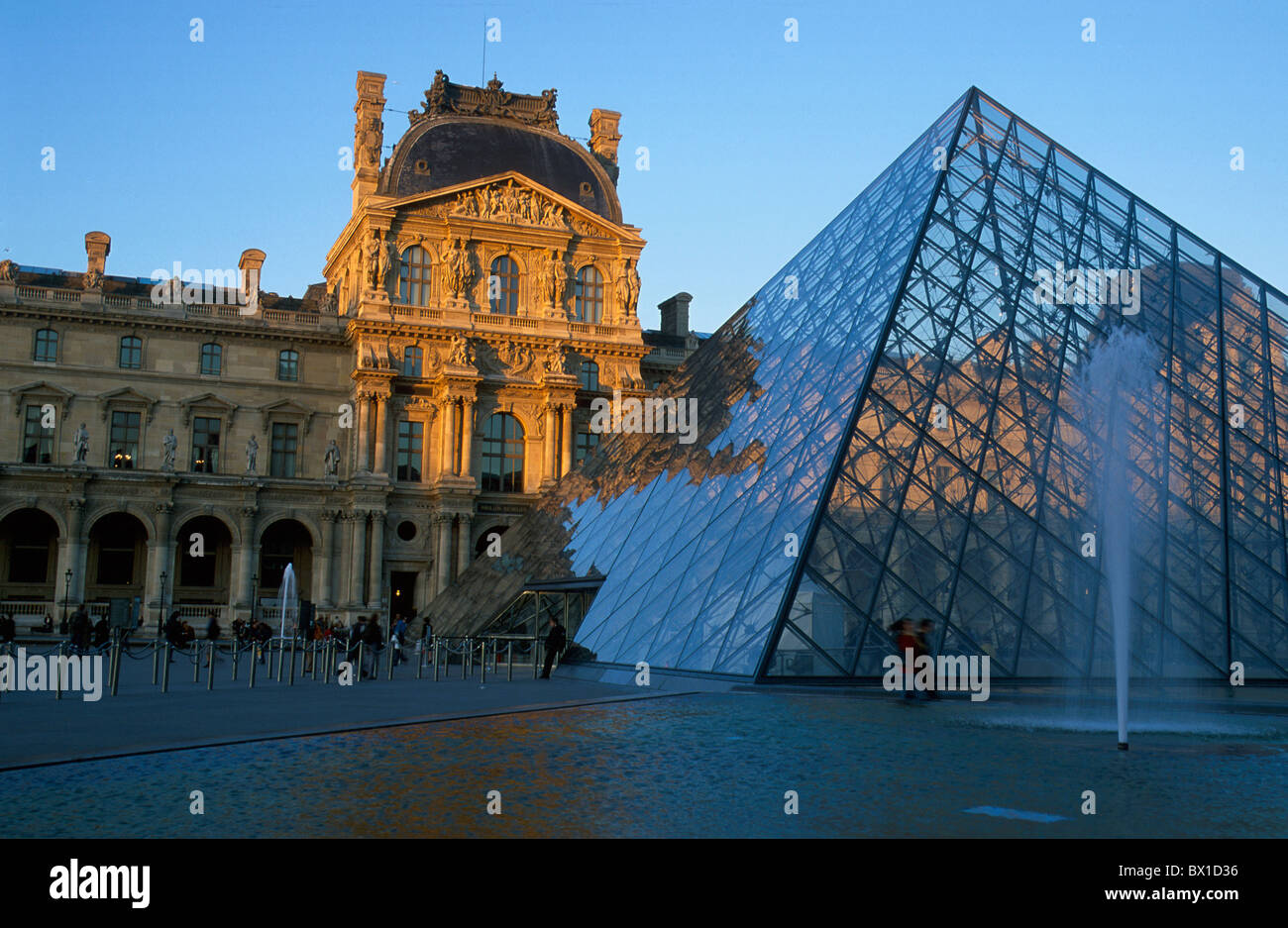 Francia Europa Musee du Louvre Paris Museum architettura moderna piramide in vetro umore Foto Stock