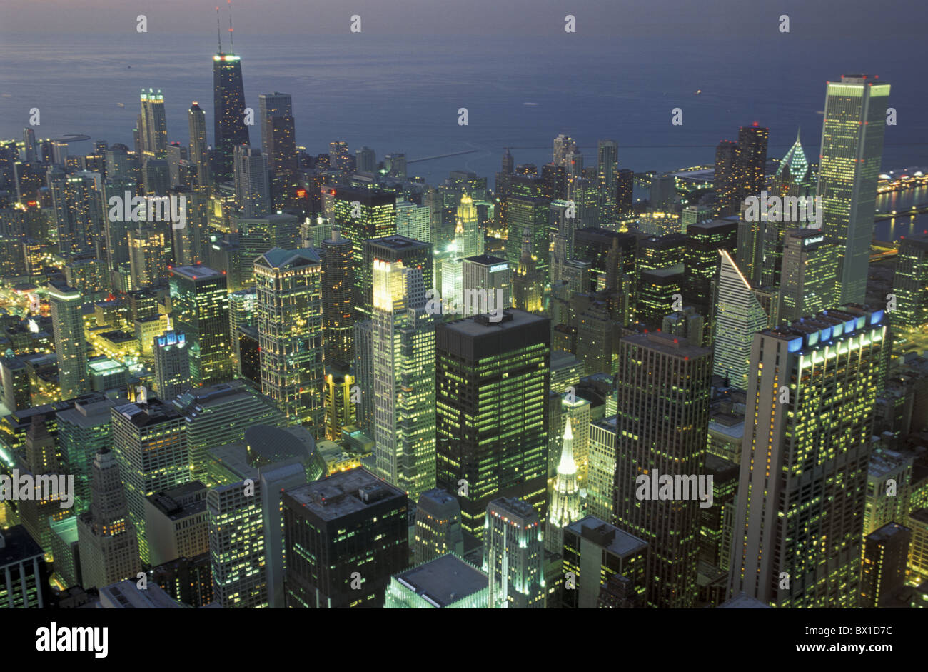 Chicago in Illinois il lago Michigan USA America Stati Uniti vista da Sears Tower skyline di notte per il Nord America Foto Stock