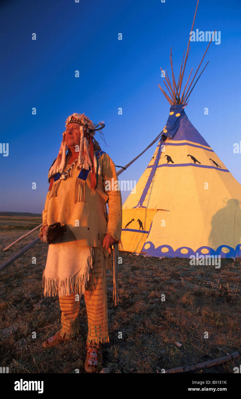 Artista Darrell Norman tende Tepee Blackfeet Indian Reservation Browning Montana USA America Stati Uniti artista n Foto Stock