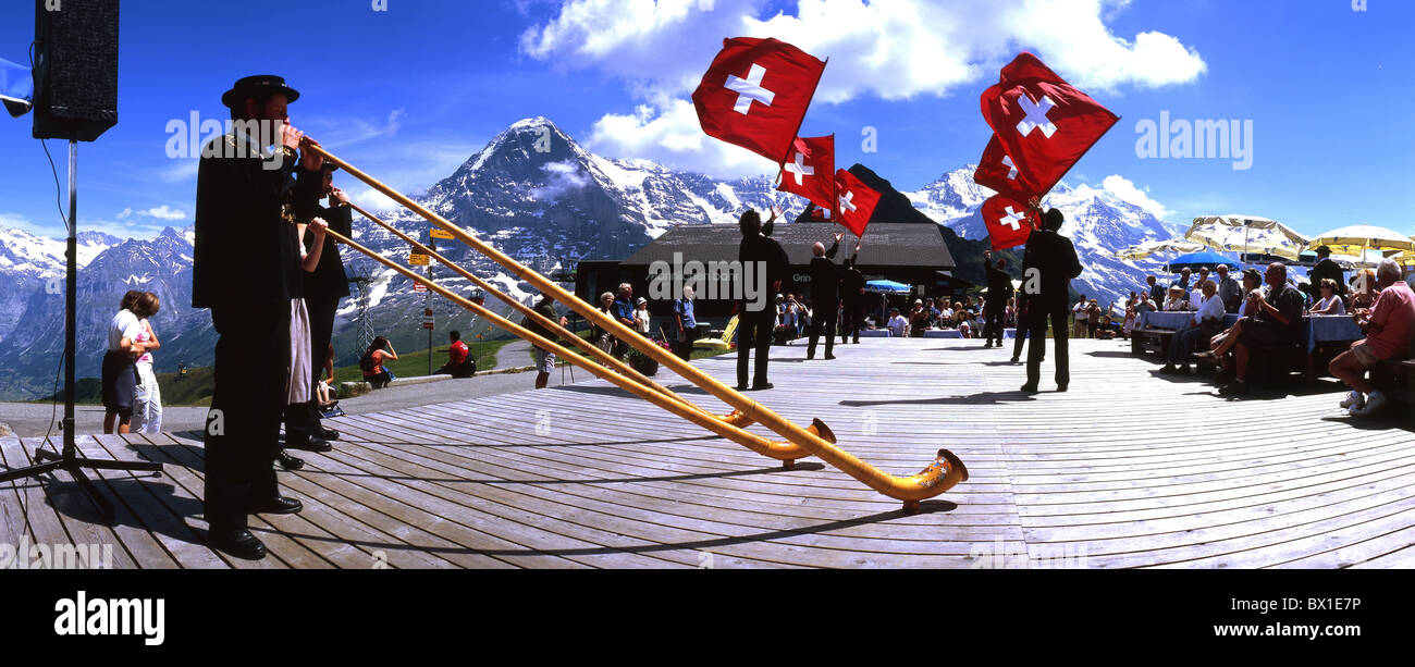 Alp festival Alphorn Mannlichen bandiera thrower spettatori partito Alpi montagne Eiger terrazza costumi nazionali Foto Stock