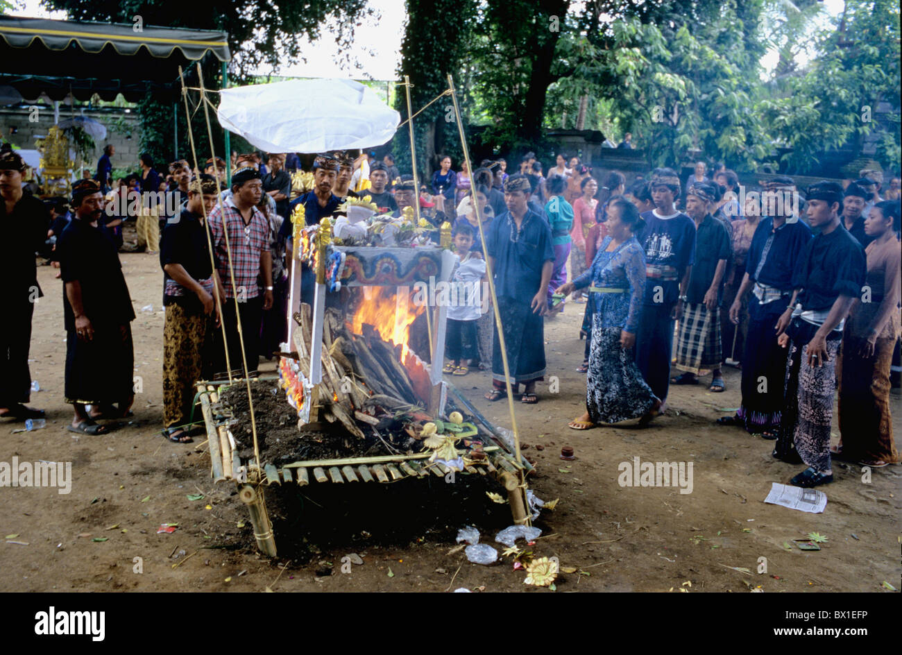 Asia Asia Bali cremazione Denpasar fire funerale induismo Indonesia cerimonia di cremazione nessun modello di rilascio rel Foto Stock