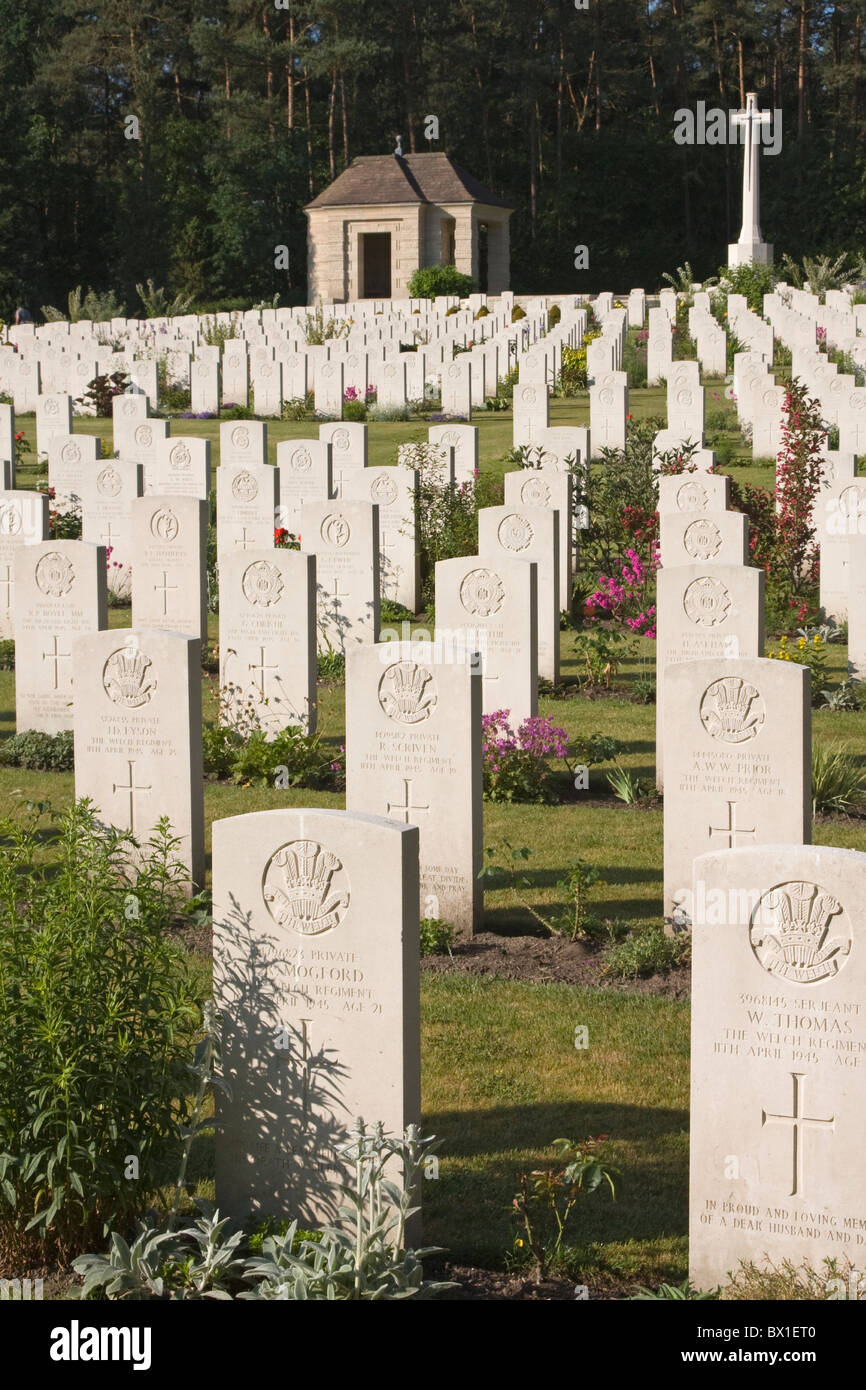 War Graves con croce di pietra Foto Stock