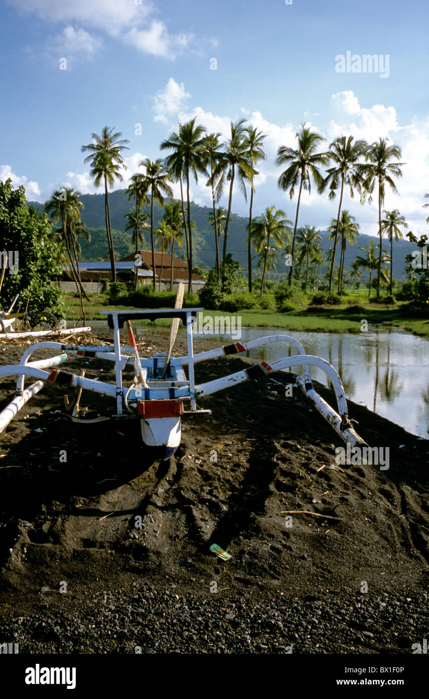 Spiaggia di Amed Asia Asia Bali beach barca Indonesia palme seashore Foto Stock