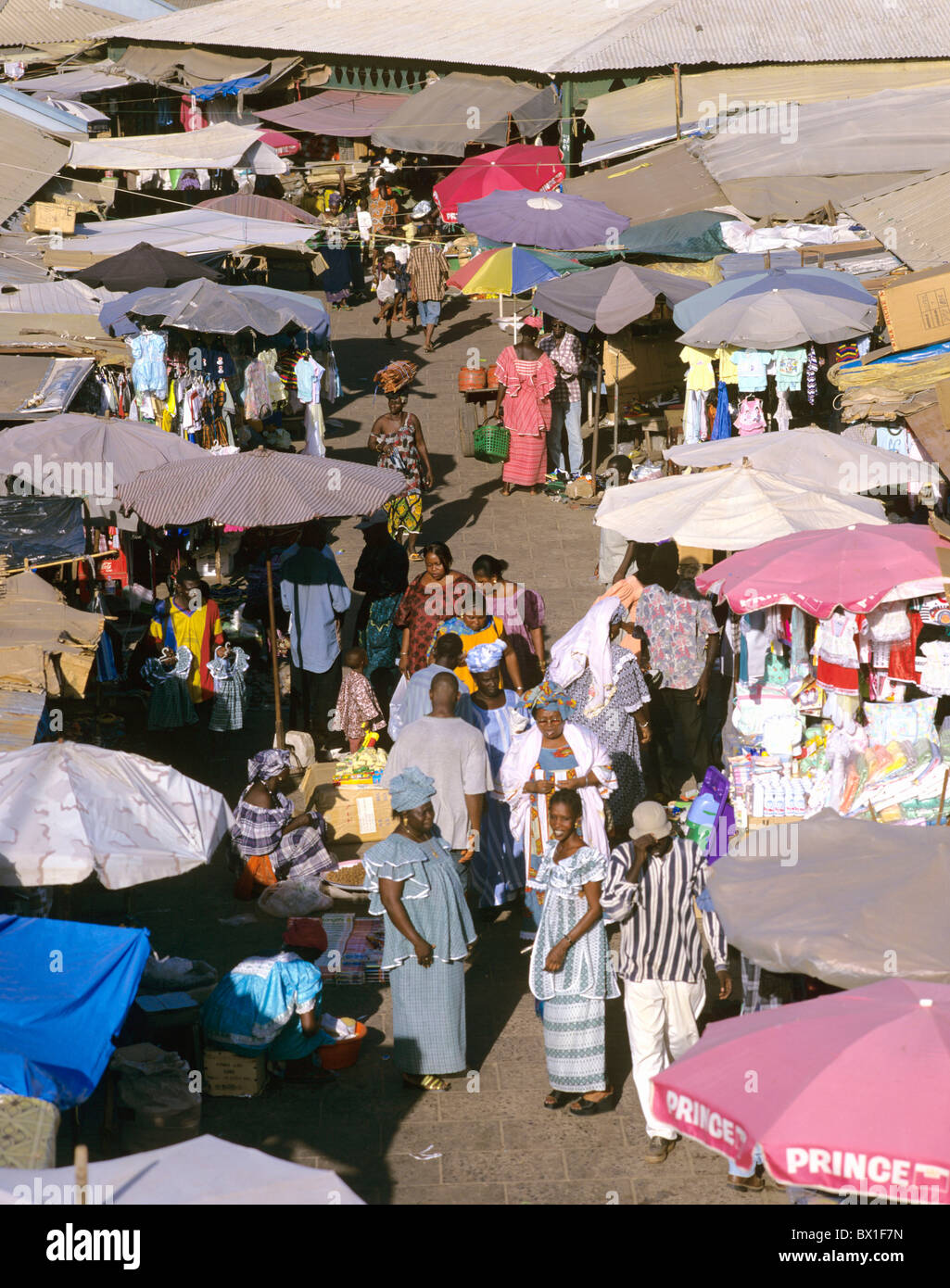 Africa mercato Albert Banjul Gambia panoramica sul mercato delle schermate di persona il commercio di stallo Foto Stock