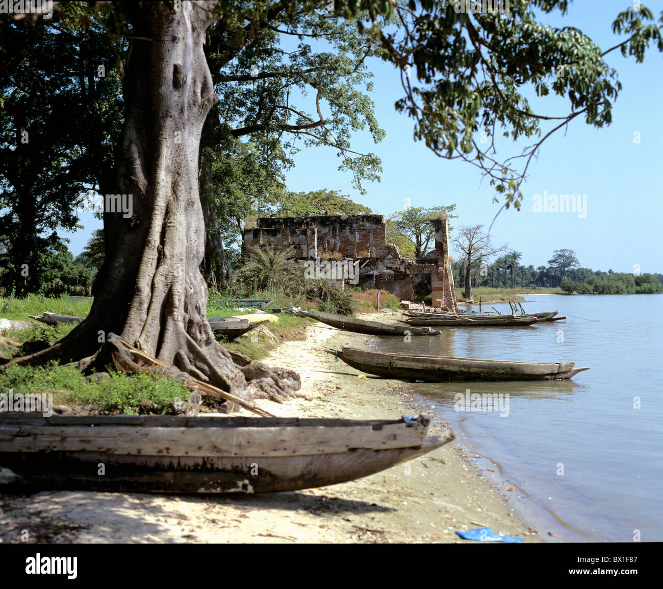 Africa Albreda barche di costruzione edilizia ex schiavi Gambia Gambia river rovina shore Foto Stock